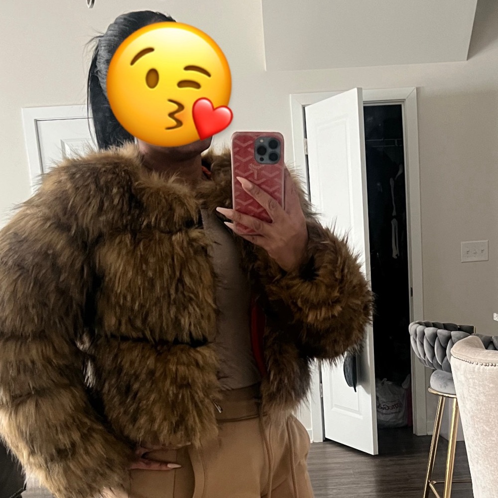 I bought the jacket from ticktock shop. They sent the wrong size, I can’t fit it